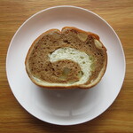グランドゥ アムール - 黒糖とさつまいものパン 130円(税込)