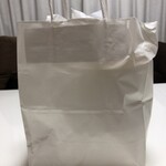 SALMA Tikka & Biryani - 持ち帰りの形状　紙袋は無料　中はビニール袋に厳重に入ってた