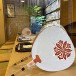 山玄茶 - ミントティーの緑茶割りをいただきながら汗が引くのを待ちます。祇園をどりの団扇が涼しげ。