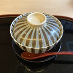 山玄茶 - 炊き合わせ。あ〜、このお椀もいいなぁ。お店とお料理にとっても合っていますよね。