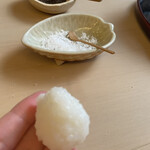 山玄茶 - お釜の底に残ったご飯を小さなお握りにして下さいました。最後はやっぱり塩むすび♡