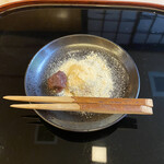 山玄茶 - 大将自らが作るわらび餅。お茶を嗜む増田大将の心は｢文化人であれ｣と説いた招福楼の精神から受け継がれています。