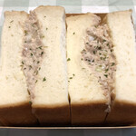 Cafe&Bar Tiny Table - ツナとオニオンのファットサンド