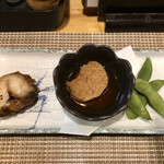 大衆割烹 善甚 - ヒラマサのカマ焼き、タラコ煮、枝豆（通し）