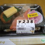 卸売スーパー - 買って来た「鮭弁当」でぇす〜♪