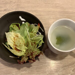 炭火焼 ペンザンス 絆 - 町屋ステーキランチ ¥1,000 のスープ、サラダ