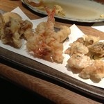 Tem Maru - 豪華天ぷら盛り合わせ2000円くらい。野菜数種、まつたけ、牡蠣、車海老、ハモなど…