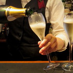 キングオブキングス - バーテンダーさんは女性です～。