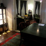 キングオブキングス - カウンター後ろに4人掛けテーブル席1つ。