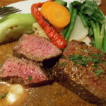 マション - 肉の断面、４０分かけて火を通したので、しっとりとした焼き上がり