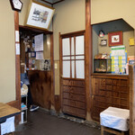 Raifuku tei - 閉店後右下のスツールでシャンパンを傾けたい。