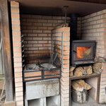 カーヴ ユノキ - 外の薪焼き場