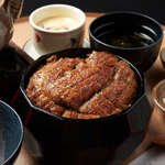 Honkaku Sumi Biyaki Unagi Oumigyuusara - 炭焼きひつまぶし（特）（茶碗蒸し、吸物、香の物付）4,400円