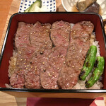 もっちゃん家 - 和牛焼肉重（アップ）