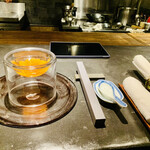 仁修樓 - ◎カウンターの設え。上岡シェフが彫った人参の花がお出迎え。