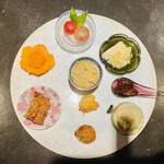 仁修樓 - ◎クラゲ
      ◎出来たての蒸し鶏　
      ◎ピーカンナッツの黒糖炊き
      ◎上海蟹の小籠包
      ◎ホタテの紹興酒漬けのフリット
      ◎上海蟹のコロッケ
      ◎クリスピーポーク
      ◎人参の花弁
      ◎ピオーネとトマトの甘酢漬け