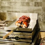 仁修樓 - ◎子豚の丸焼きが完成。最高の輝き！