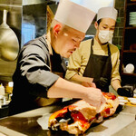 仁修樓 - ◎子豚の肉の部分をカットして貰う。