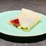 仁修樓 - ◎子豚の皮を北京ダック風に花巻にはさんで食べる。