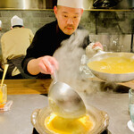 仁修樓 - ◎上質なフカヒレの上湯スープに、濃厚な上海蟹の上湯スープを継ぎ足していく。