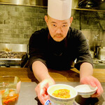 仁修樓 - ◎おこわの蓋を取って、お茶目さを演じてくれる。