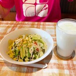 Ajian Kicchin Karau Ma - セットのラッシーと野菜サラダ　７種の野菜と茄子摺りおろしドレッシング