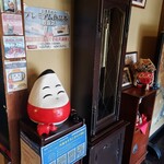 料理旅館 田事 - 玄関に鎮座する大きな起き上がり小法師