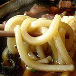 元祖肉肉うどん - 旨濃いおつゆで少し煮込まれて、うどんの表面に味が染み込んでます。