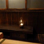 Mitsuyasu - 窓辺のテーブルに置かれたアルコールランプ