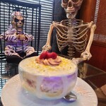 慈げん - 骸骨は顔認識するので、気を抜くとピントがかき氷に合わないです(；´∀｀)