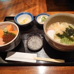 東京酒BAL 塩梅 - サーモンいくら丼と讃岐うどんセット(880円)