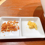 銀座 篝 - デフォの鶏白湯sobaに付くフライドオニオンと生姜