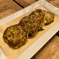 CICADA - ズッキーニとフェタチーズのフリッター