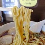 ラーメン 木曜日 - 中細の全粒粉の麺。判りにくいけど粒が所々。