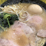 熟成豚骨ラーメン そだし - 特製豚骨ラーメン麺中盛り アップ