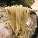 熟成豚骨ラーメン そだし - 特製豚骨ラーメン麺中盛り 麺リフト