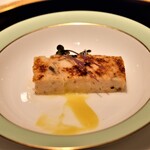 アピシウス - アミューズ：サーモン＆ホタテのテリーヌ、黄色いトマトのソース