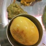 プルジャ ダイニング - 青唐辛子入りのピロ（チャトニ）、アンダー（ゆで卵）