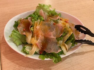 jukuseinikutochi-zunikukappoubaruwagyuuotokokaubo-i - 生ハムと寿司ガリのサラダ