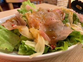 jukuseinikutochi-zunikukappoubaruwagyuuotokokaubo-i - 生ハムと寿司ガリのサラダ