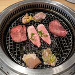 和牛放題の殿堂 秋葉原 肉屋横丁 焼肉 - 