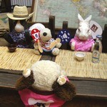 うさぎとぼく - 早速、うさぼくさんに・・・テラス席のうさぎさんたち(クックとジョブズ)は浴衣にうちわで夏バージョンになってたよ。ちびつぬ「お祭りなの～！」