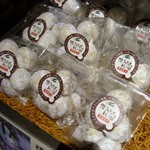 うさぎとぼく - このパッケージもうさぼくさんがデザインされたもの。ネーミングもかわいいしね～。さくさくしてて、ココナッツ風味の焼き菓子だよ。
      かるーく塩味がきいているのも、おいしいね～。