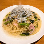 KURA - 釜揚げしらすベーコン小松菜のバジル塩味