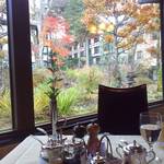 万平ホテル メインダイニングルーム - ダイニングから中庭の風景