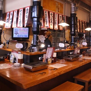 《横並びのカウンター席》ゆったりとくつろげるお座敷席も。