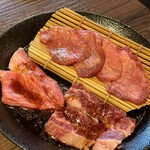 黒毛和牛焼肉 白か黒 - 