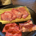 黒毛和牛焼肉 白か黒 - 