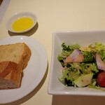 アルポルトカフェ - サラダとパン