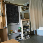 マルナカ - 黒板には使用食材の産地　奥がキッチン